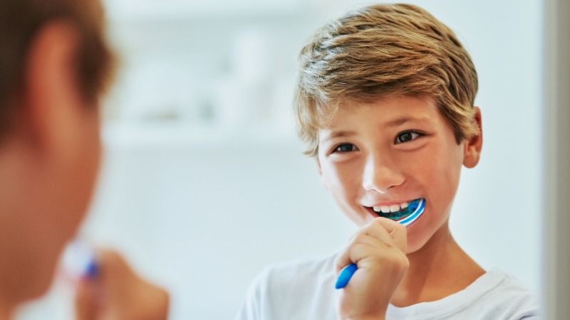 Enfant qui se brosse les dents